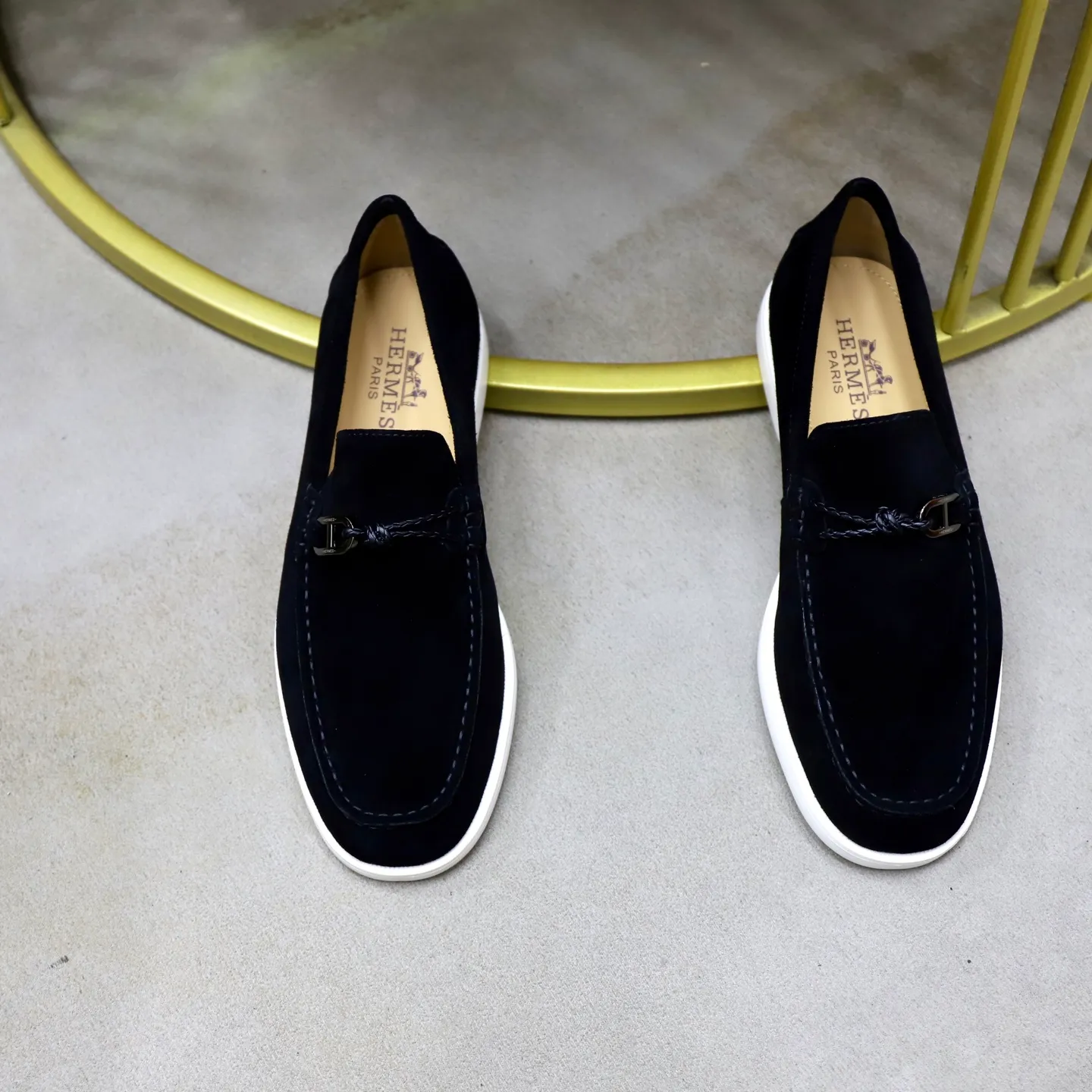 Ex-factory price: 540💰Hermès/Hermès slip-on men's shoes. This shoe is made of imported cow suede leather, with simple and smooth lines, and a 3CM rubber foam ultra-light sole combined with aerodynamic design! Youthful and fashionable, H button decoration, contrasting leather embellishment on the heel, calf lining to gently wrap your feet, with embossed logo cowhide feet, leather rock strips, casual and urban style, highlighting youthful vitality, sports and leisure version, super versatile Size number: 38-39-40-41-42-43-44 Standard leather shoe size (45 can be customized but does not support returns)
